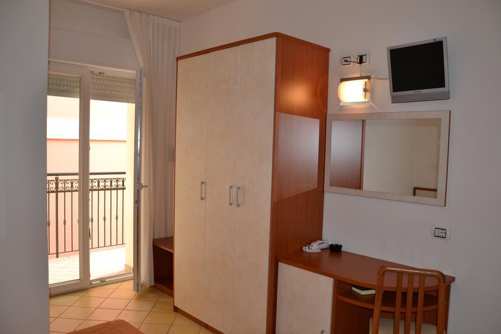 Hotel Ariston Misano Adriatico Szoba fotó