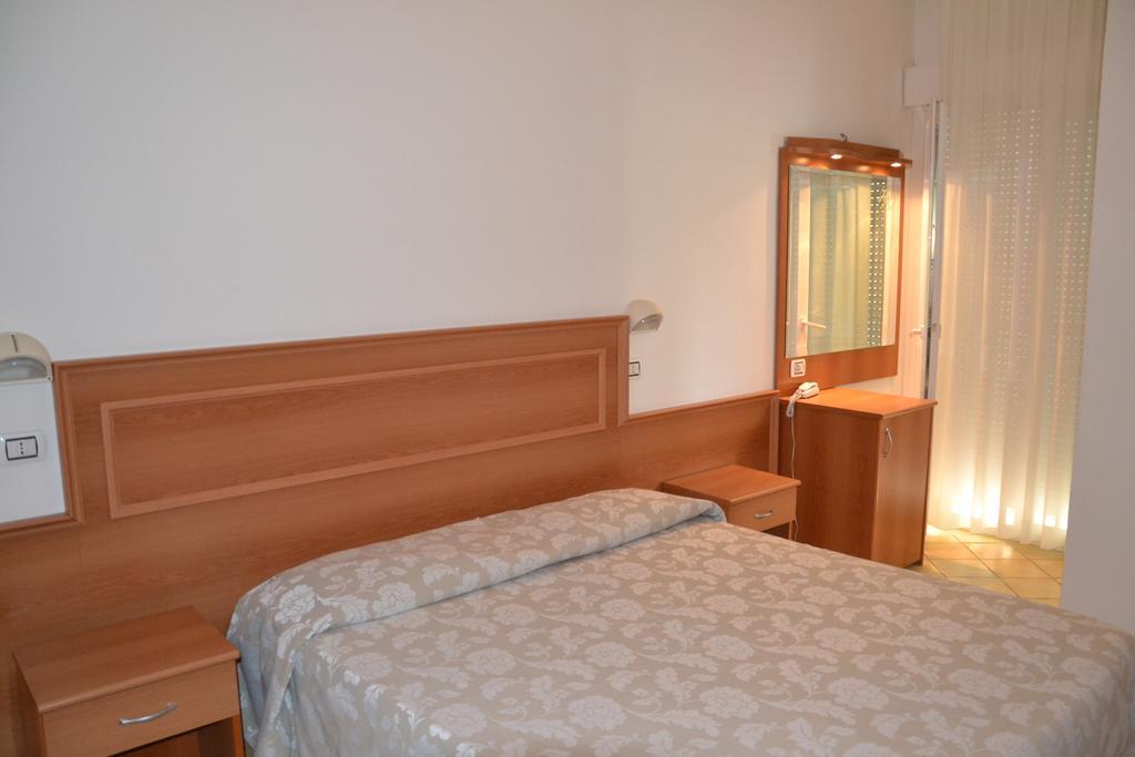 Hotel Ariston Misano Adriatico Szoba fotó